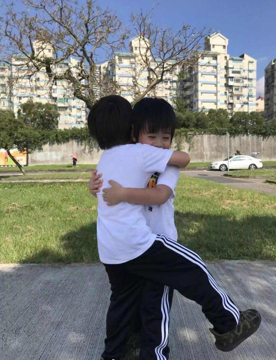 林志颖双胞胎走路照片,萌态十足引网友热议