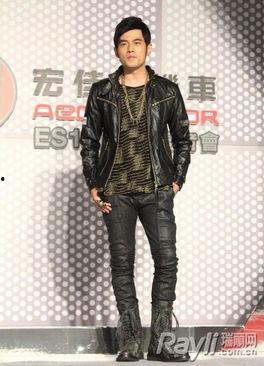 明星皮衣男,演绎街头潮流风采