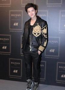 明星皮衣男,演绎街头潮流风采