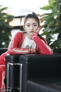 iu趴在沙发上照片,尽显女神魅力