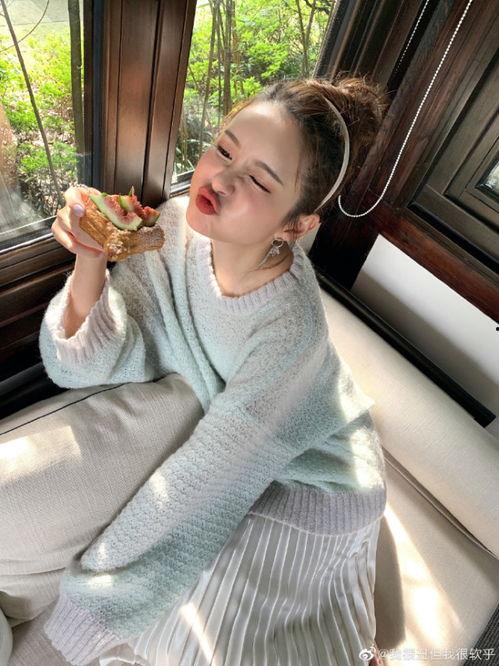 iu趴在沙发上照片,尽显女神魅力