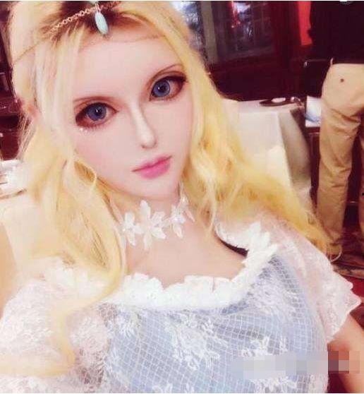 迪丽拉整容前的照片,迪丽拉整容前后的惊人对比